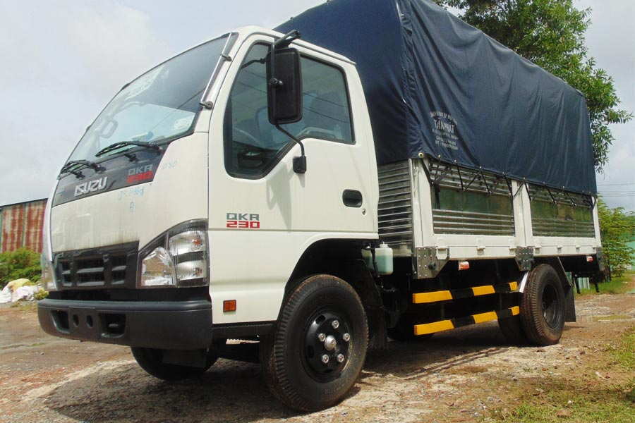 Xe tải Isuzu (có mui - tải trọng 2.42 tấn) Model QKR77FE4
