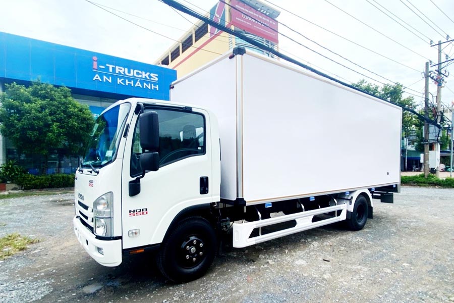 Xe tải Isuzu NQR 550 đầu vuông thùng kín (5.6 tấn)
