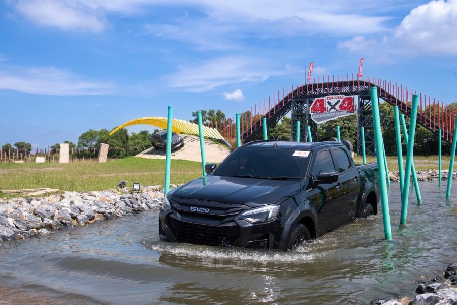 Xe bán tải Isuzu D-Max lội nước trong phần trải nghiệm địa hình